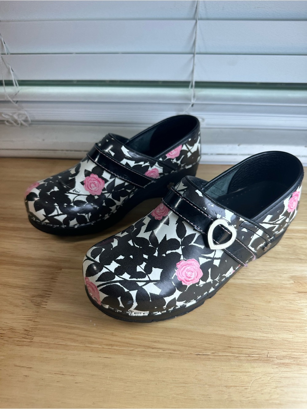 Sanita koi Black and Pink Rose Pattern the original Clogs with Heart Accent